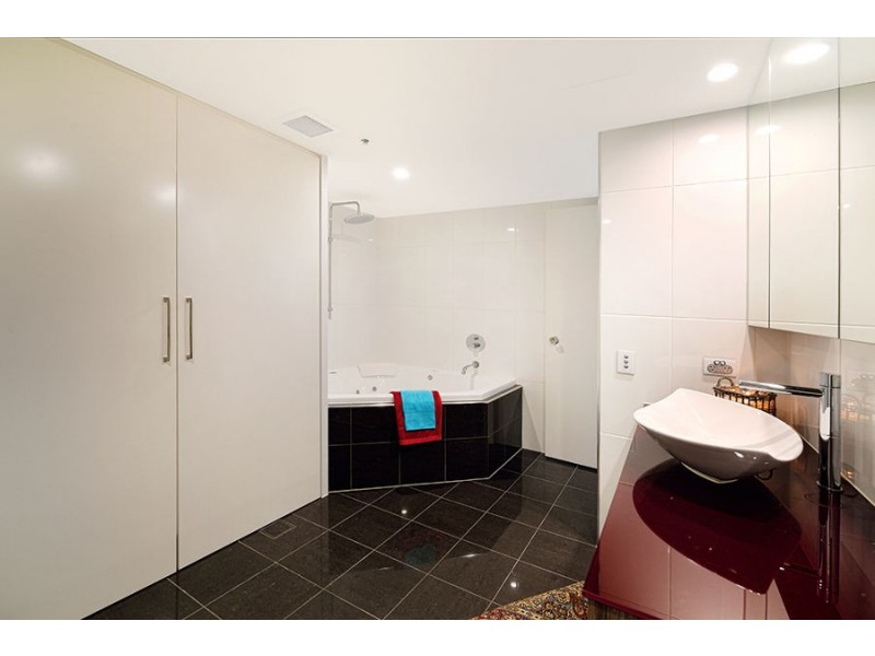 122E/2 Admiralty Drive, Paradise Waters QLD 4217