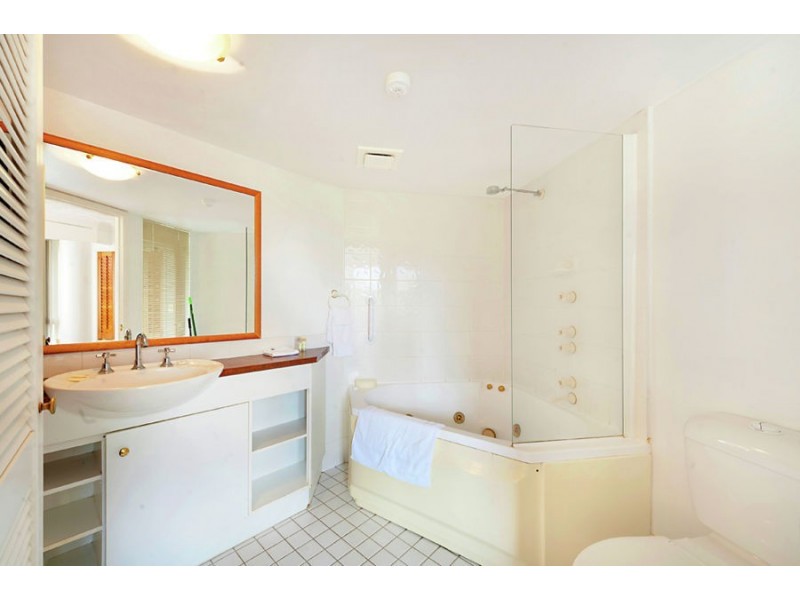 18/210 Surf Parade, Broadbeach QLD 4218