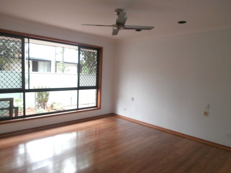 91 Alec Avenue, Mermaid Waters QLD 4218