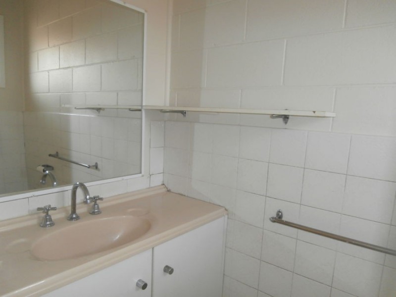 2/33 Burra Street, Chevron Island QLD 4217