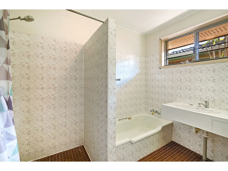 24 Paradise Avenue, Miami QLD 4220