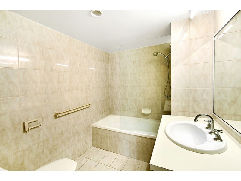 2/24 Jubilee Avenue, Broadbeach QLD 4218