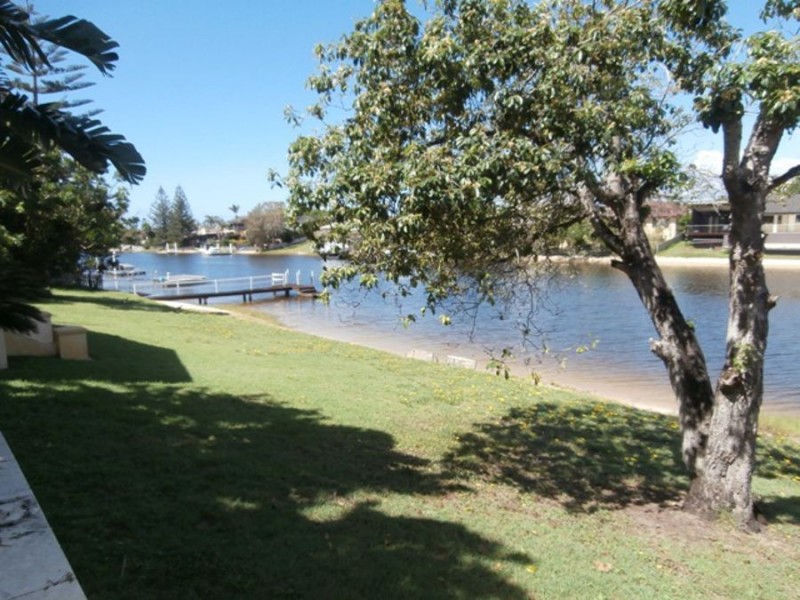 11 Gretel Drive, Mermaid Waters QLD 4218