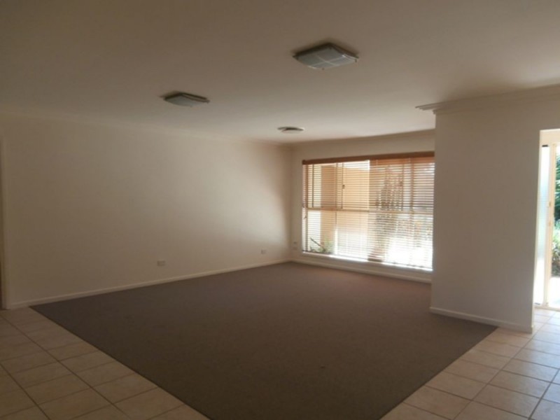 11 Gretel Drive, Mermaid Waters QLD 4218