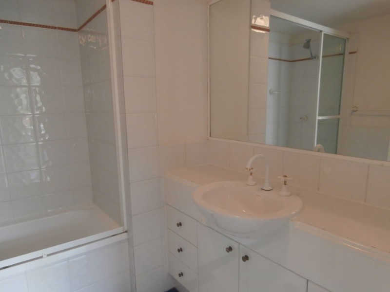 18/28 Chairlift Avenue “Santorini by the Sea”, Mermaid Beach QLD 4218