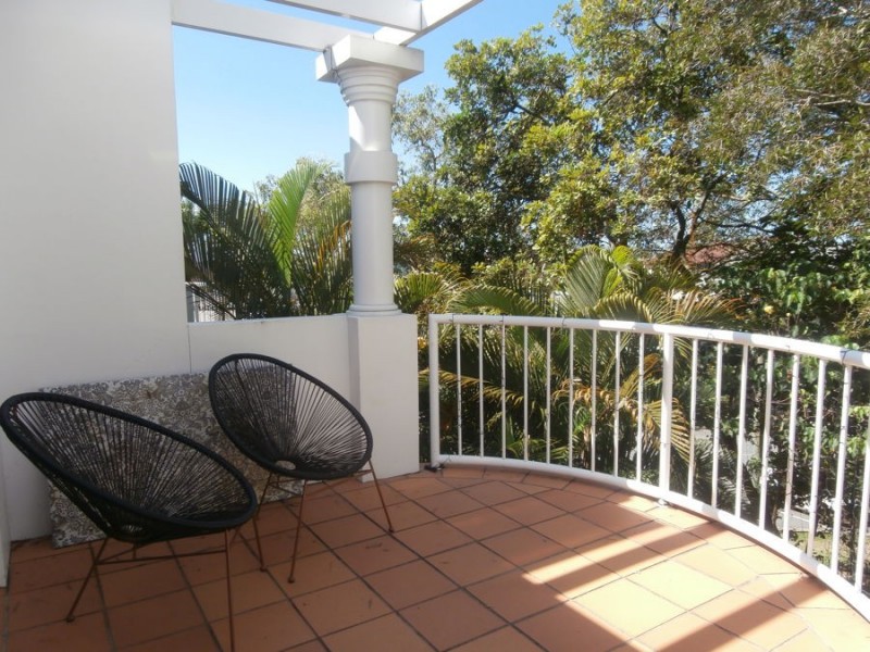 18/28 Chairlift Avenue “Santorini by the Sea”, Mermaid Beach QLD 4218