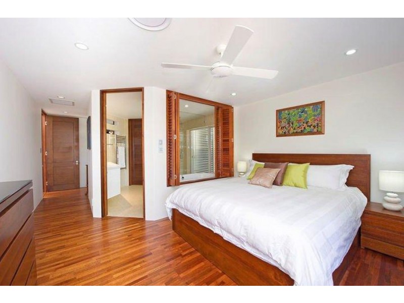 240 Hedges Avenue, Mermaid Beach QLD 4218