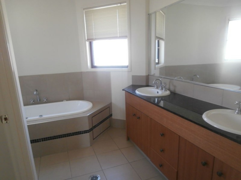 4 141 Cotlew St, Ashmore QLD 4214