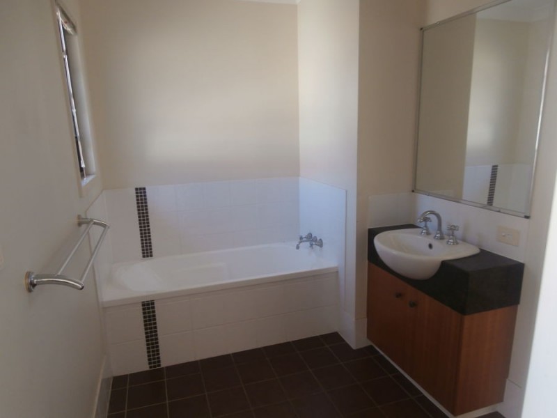 4 141 Cotlew St, Ashmore QLD 4214