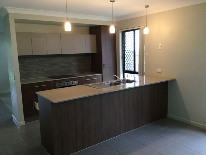 4 Meander Cir, Holmview QLD 4207