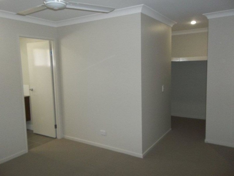 4 Meander Cir, Holmview QLD 4207