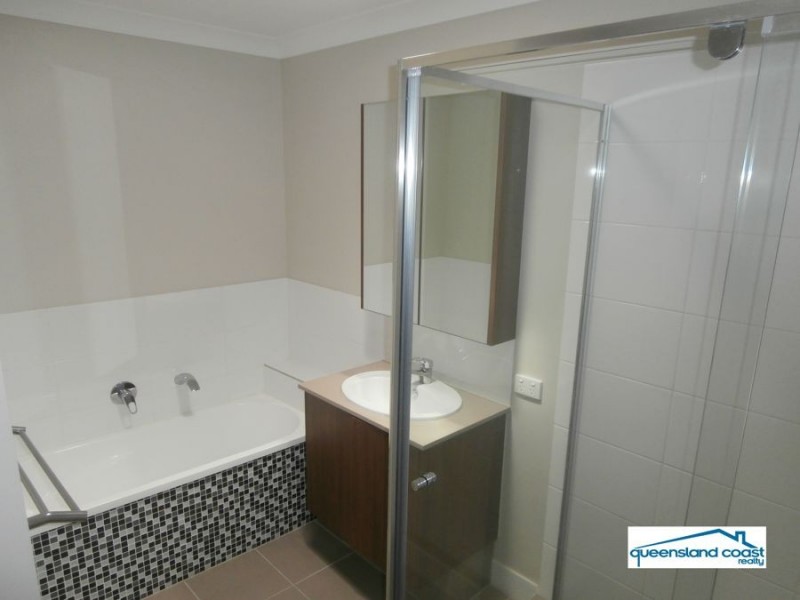 4 Meander Cir, Holmview QLD 4207