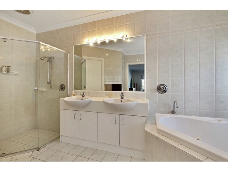 7 Cutwater Close, Clear Island Waters QLD 4226