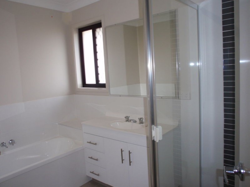 95 McAuley Pde, Pacific Pines QLD 4211