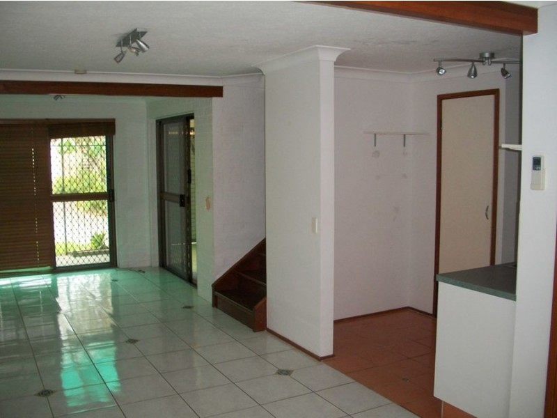 2/10 Angie Crt, Mermaid Waters QLD 4218