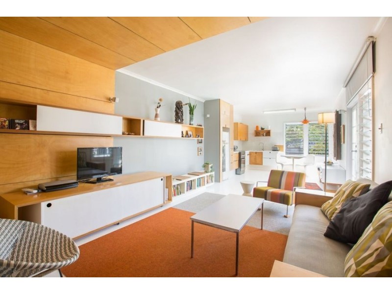 10 Paradise Avenue, Miami QLD 4220