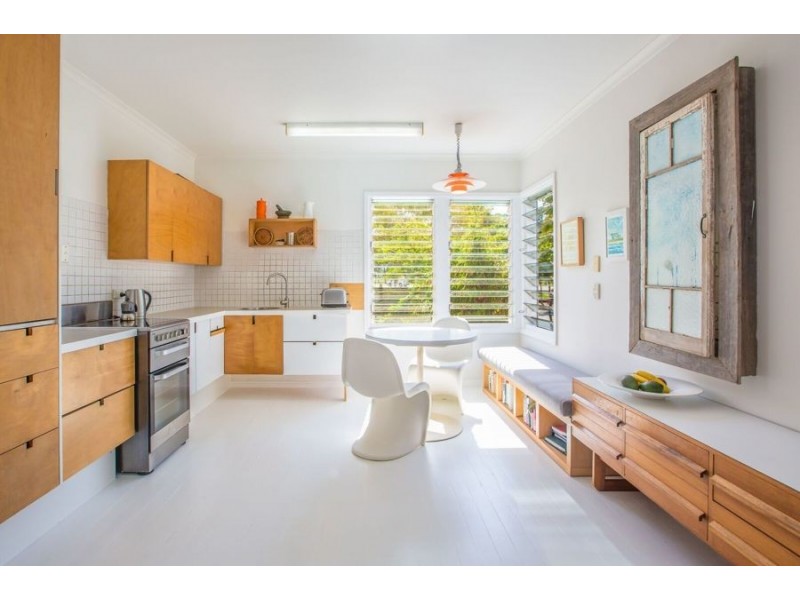 10 Paradise Avenue, Miami QLD 4220