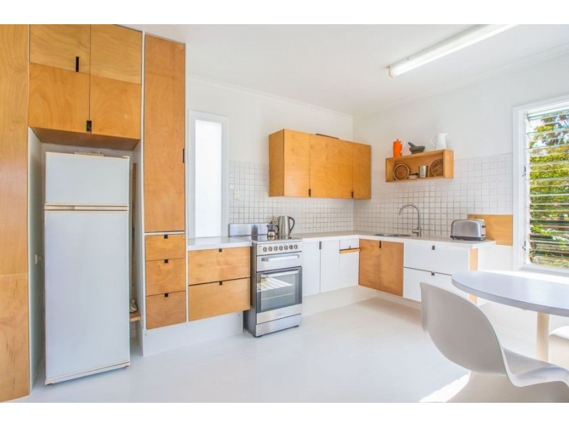 10 Paradise Avenue, Miami QLD 4220