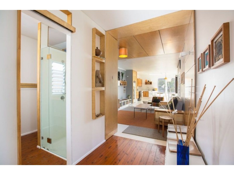 10 Paradise Avenue, Miami QLD 4220