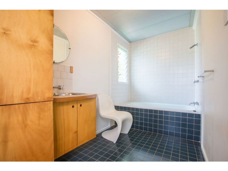 10 Paradise Avenue, Miami QLD 4220