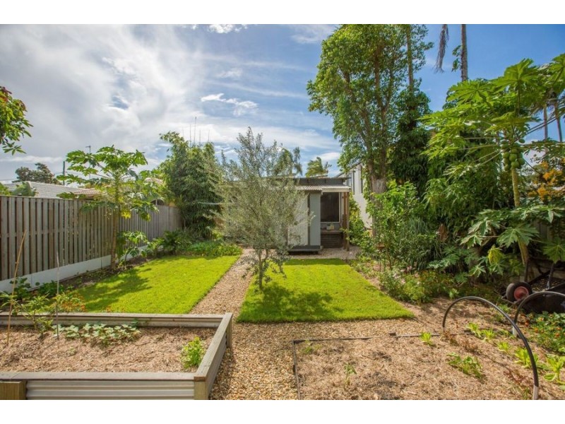 10 Paradise Avenue, Miami QLD 4220