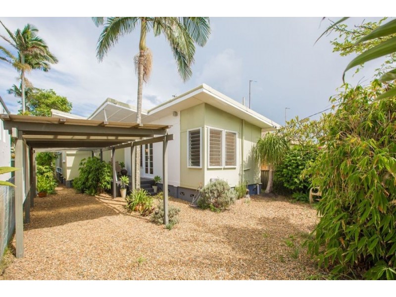 10 Paradise Avenue, Miami QLD 4220