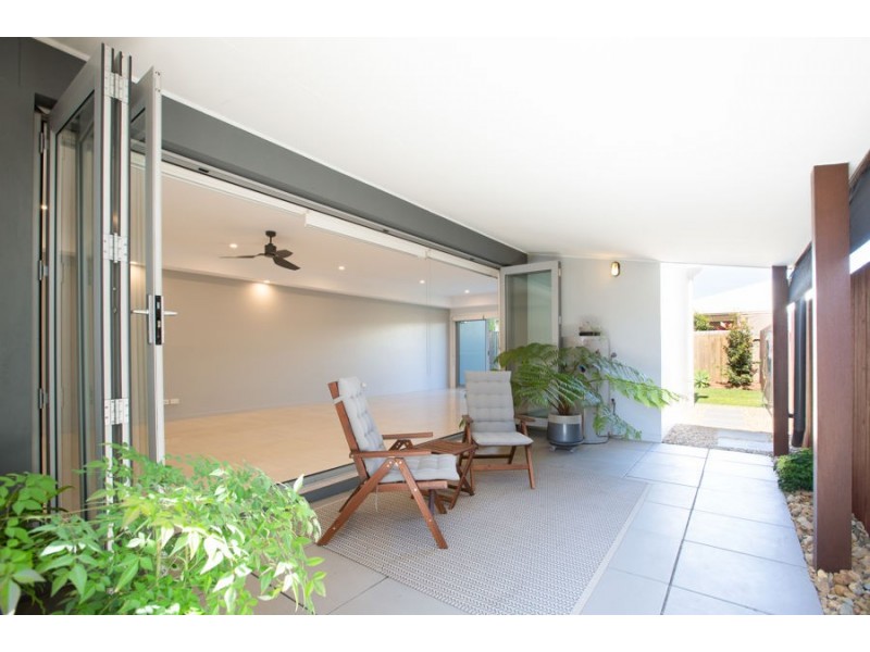 2/56 Albion Avenue, Miami QLD 4220