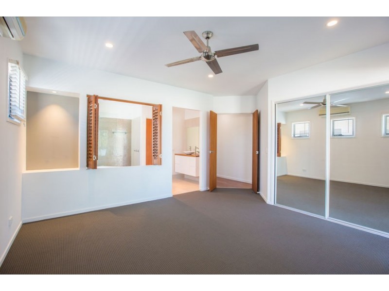 2/56 Albion Avenue, Miami QLD 4220