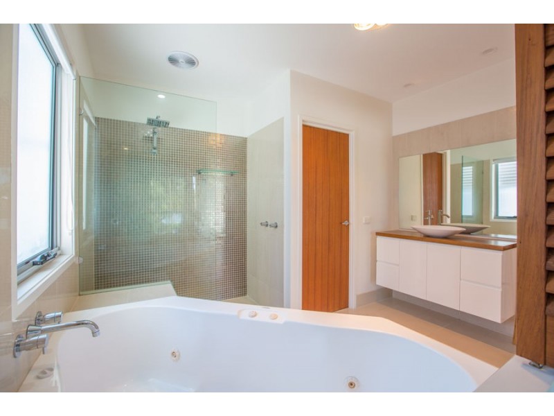 2/56 Albion Avenue, Miami QLD 4220