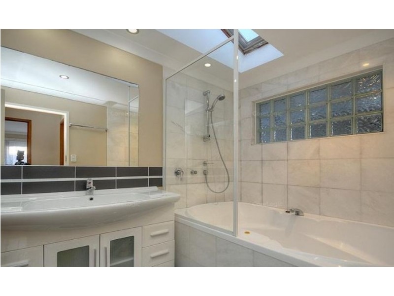 27 Birigun Street, Mermaid Waters QLD 4218
