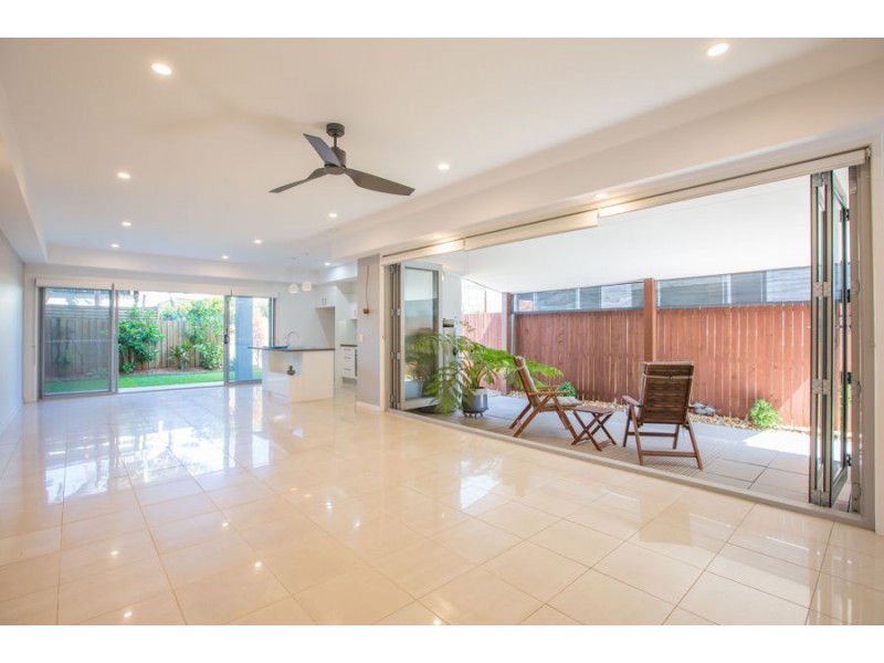 2/56 Albion Avenue, Miami QLD 4220