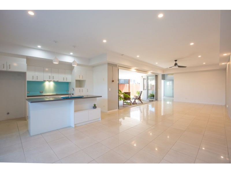 2/56 Albion Avenue, Miami QLD 4220