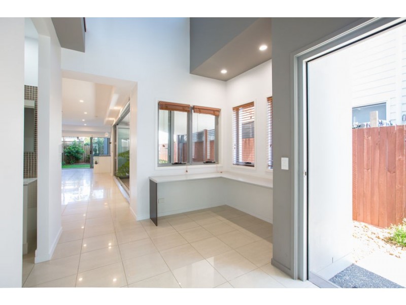 2/56 Albion Avenue, Miami QLD 4220