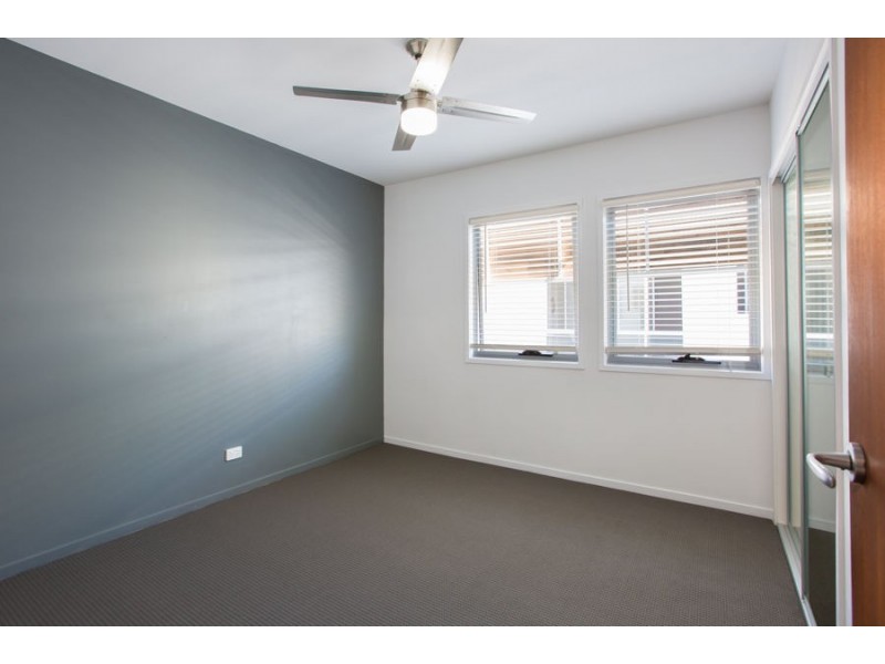 2/56 Albion Avenue, Miami QLD 4220