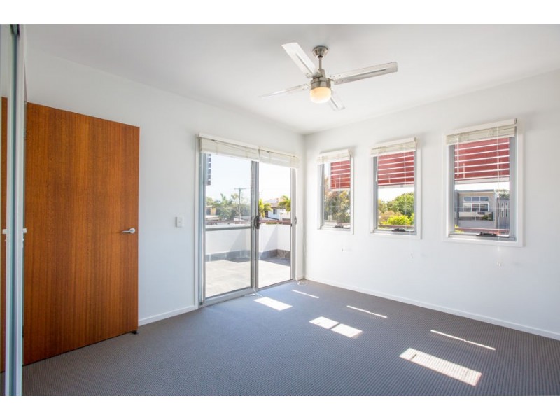 2/56 Albion Avenue, Miami QLD 4220