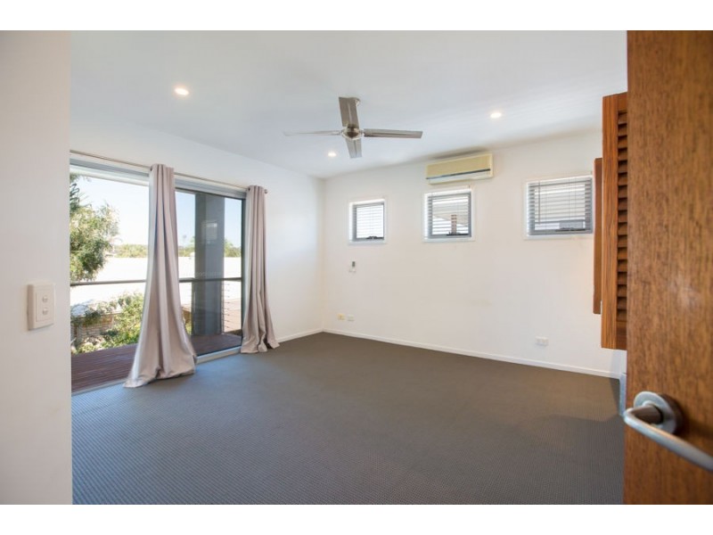 2/56 Albion Avenue, Miami QLD 4220