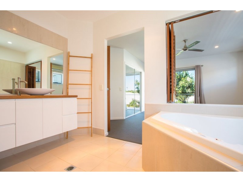 2/56 Albion Avenue, Miami QLD 4220