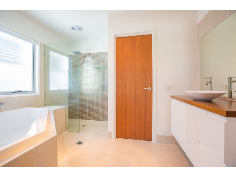 2/56 Albion Avenue, Miami QLD 4220