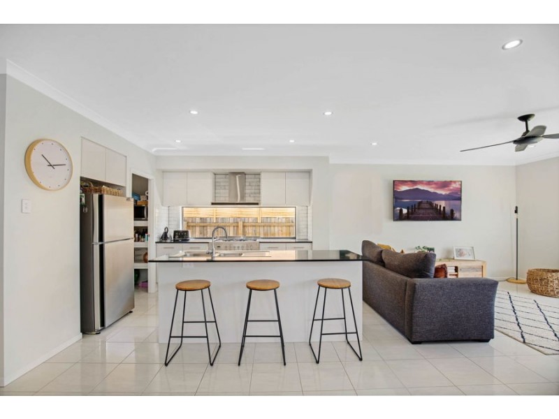 9 Vale Avenue, Arundel QLD 4214