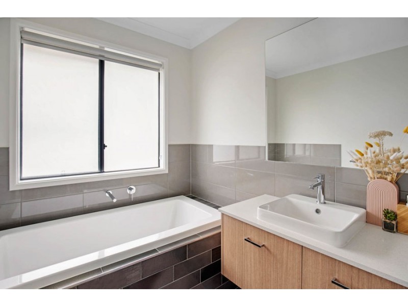 9 Vale Avenue, Arundel QLD 4214