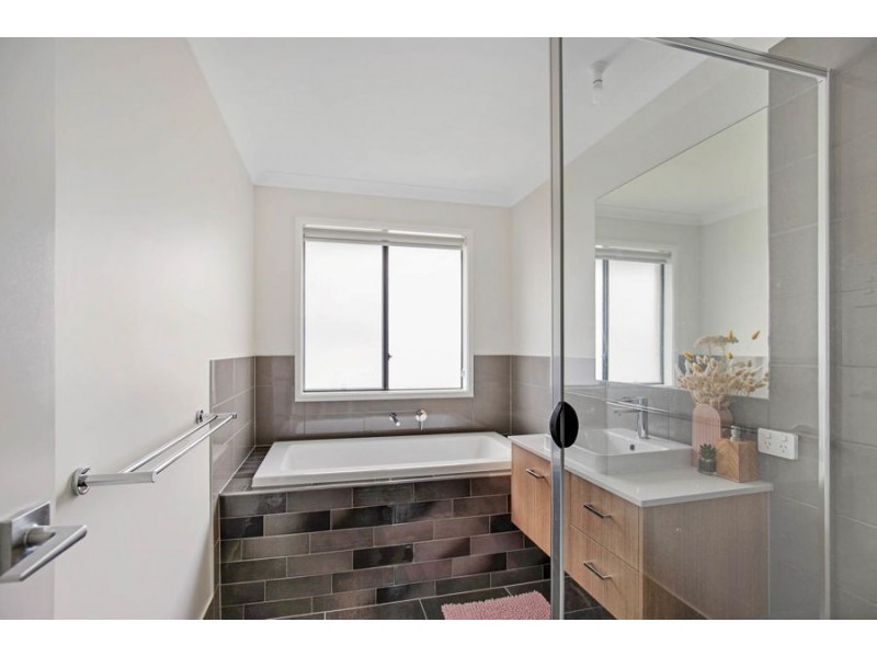 9 Vale Avenue, Arundel QLD 4214