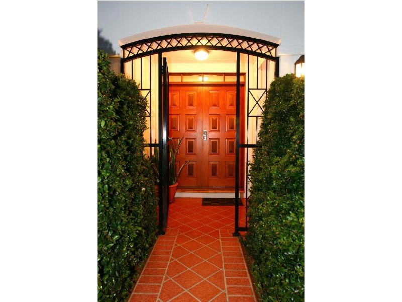 Clear Island Waters QLD 4226