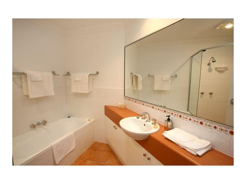 Clear Island Waters QLD 4226