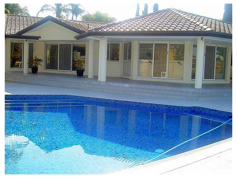 Clear Island Waters QLD 4226