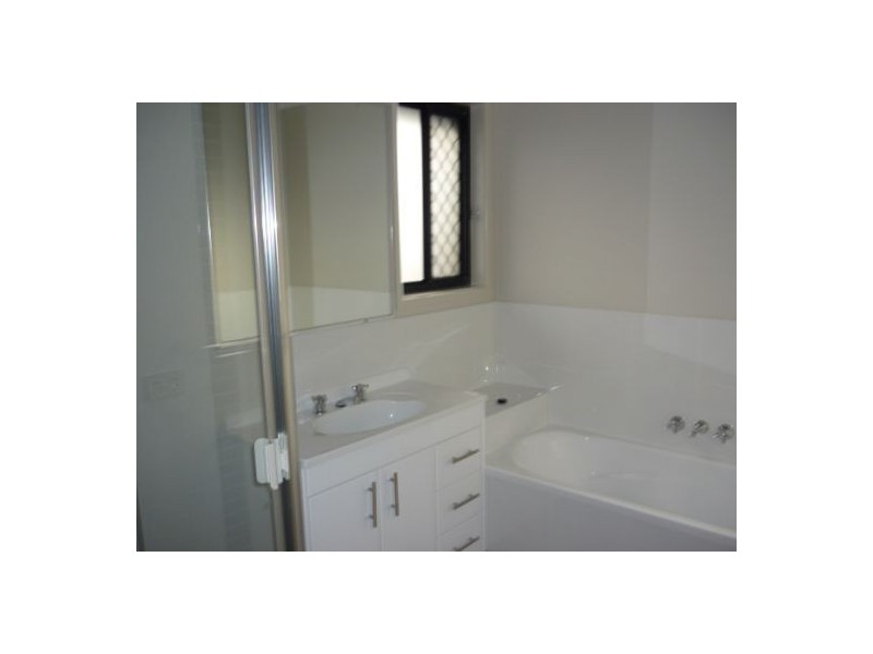 19 Hawkesbury Avenue, Pacific Pines QLD 4211