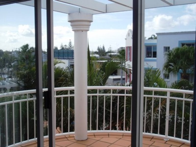 42 “Santorini By The Sea” 28 Chairlift Ave, Nobby Beach QLD 4218