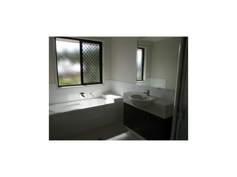 4 Catalunya Court, Pacific Pines QLD 4211