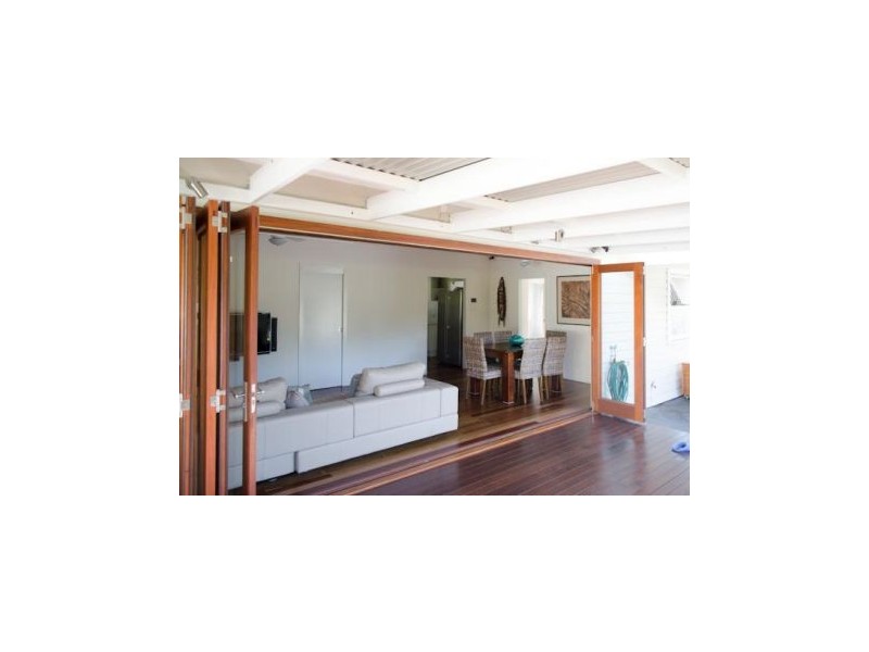 6 Mary Street, Labrador QLD 4215