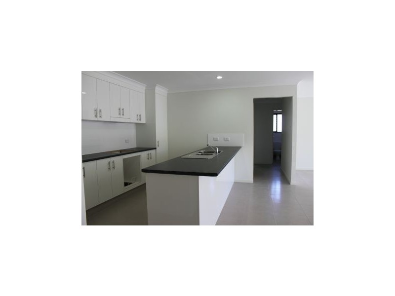 1/13 Hawkesbury Avenue, Pacific Pines QLD 4211