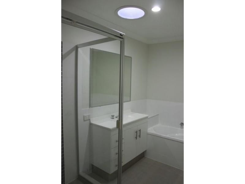 1/13 Hawkesbury Avenue, Pacific Pines QLD 4211